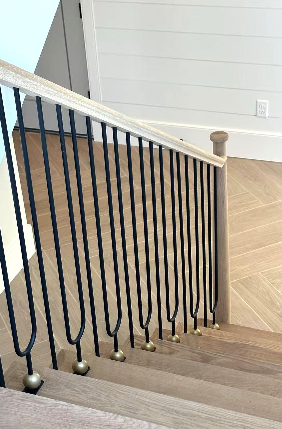 Aurea Orb Plain Round Bar Iron Baluster